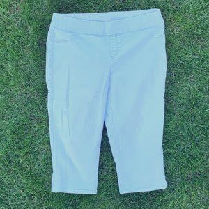 Chico’s elastic waist light blue pull-on denim capris 2.5 (M-L)